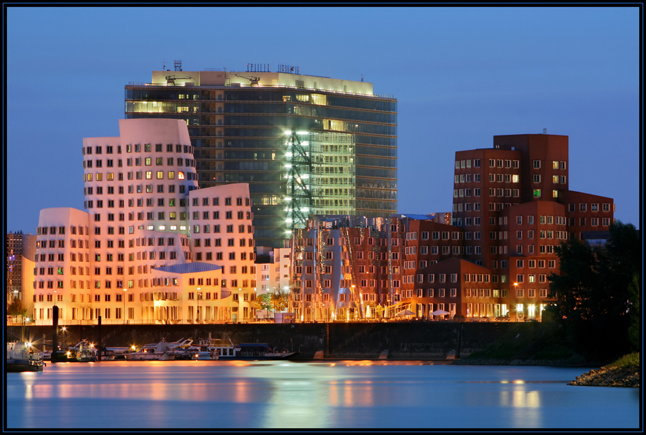 Gehry-Bauten und Stadttor in Düsseldorf #2