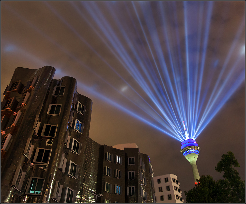 Düsseldorf Lichtshow auf dem Rheinturm