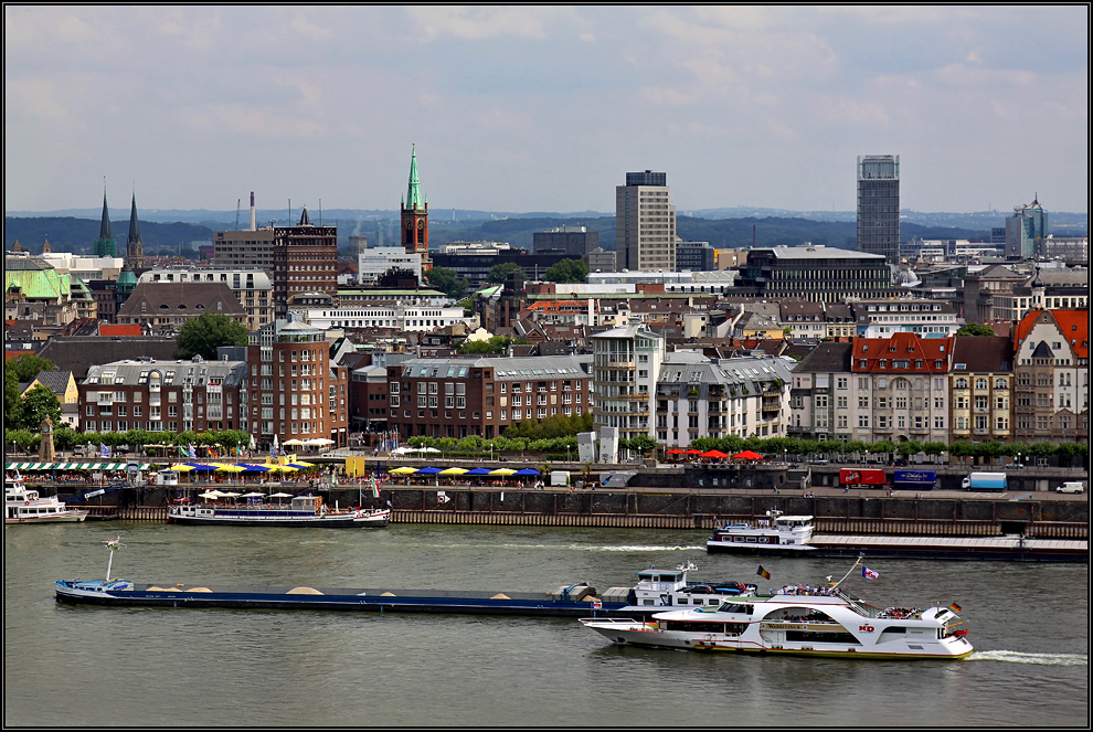 Düsseldorfer Altstadt und der Rhein 