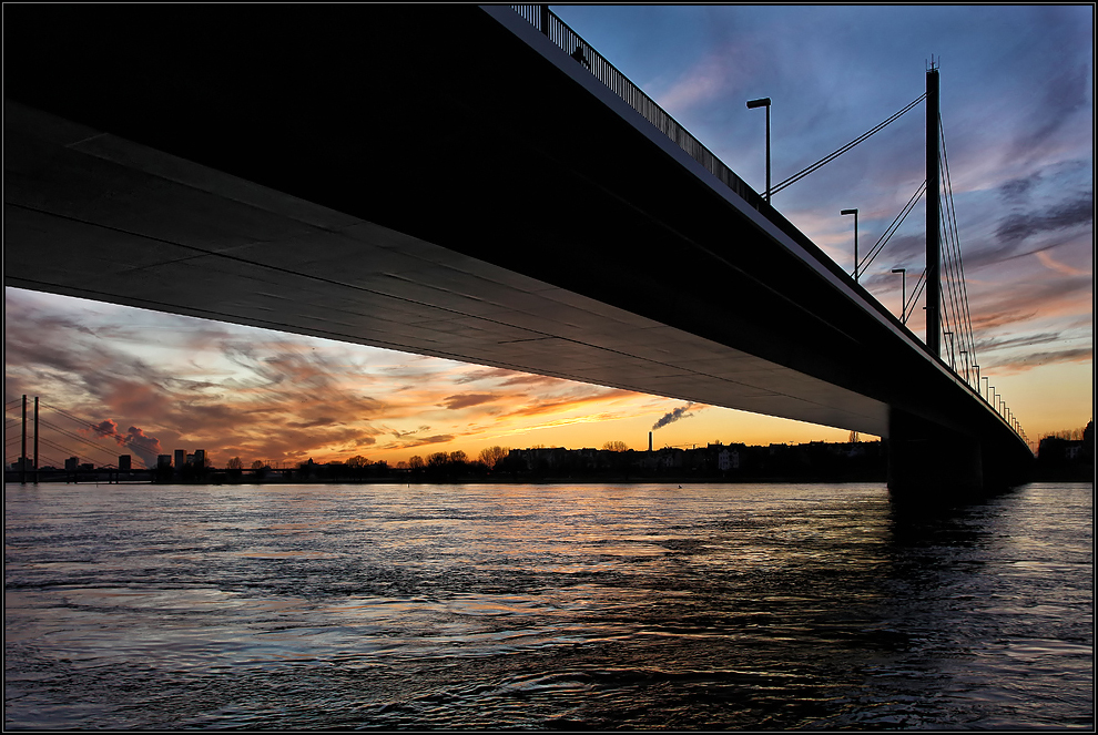 Oberkasseler Brücke am Rhein bei Düsseldorf 